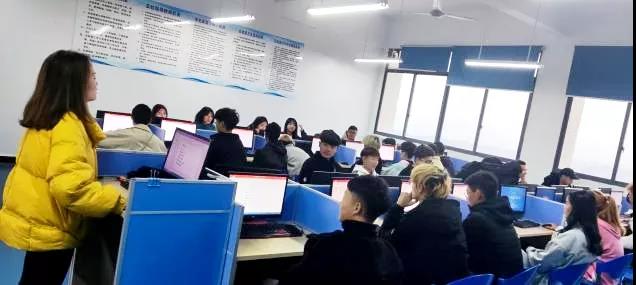 【思维】南充职院电子信息工程系校企合作班开展职业素质课程